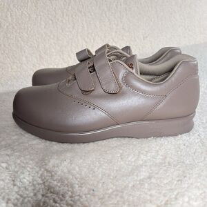 SAS Me Too Beige Mocha Women's Shoes Size 8.5 Orthopedic Comfort